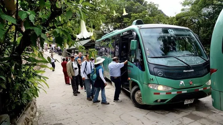 bus machu picchu gate